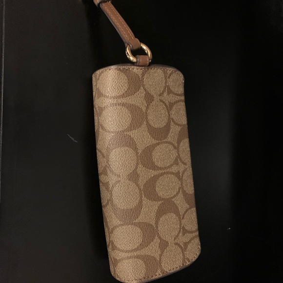 Sunglass case in signature COACH - Picture 7 of 7